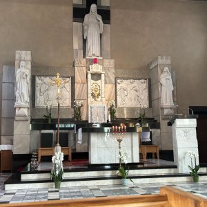 przy Sanktuarium Matki Bożej Błogosławionego Macierzyństwa